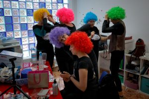 Preparación del disfraz para el carnaval 2026 en la sede de InglesMurcia