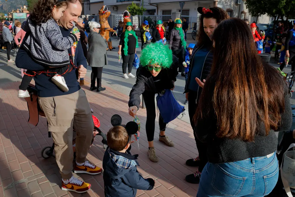 Reparto de caramelos a los vecinos por parte de profesores de Inglesmurcia Reparto de caramelos a los vecinos por parte de profesores de Inglesmurcia
