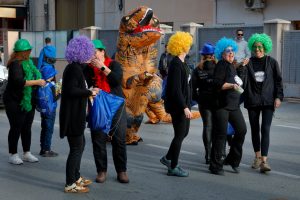 Profesores con disfraces y camisetas de inglesmurcia en el desfile de Carnaval